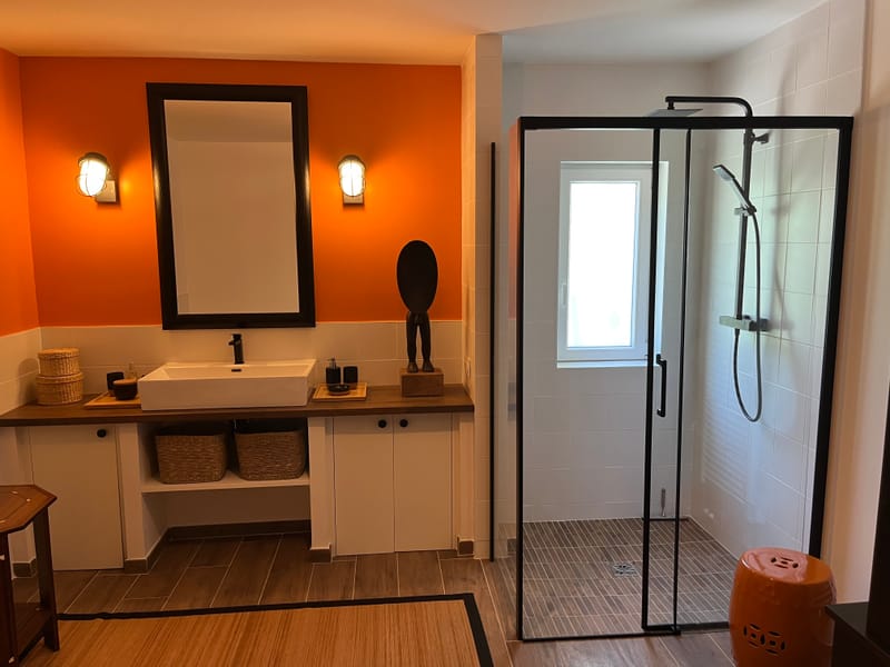 Une fenêtre ouvrant sur la terrasse côté jardin et piscine… Un design contemporain ponctué d'accents asiatiques.