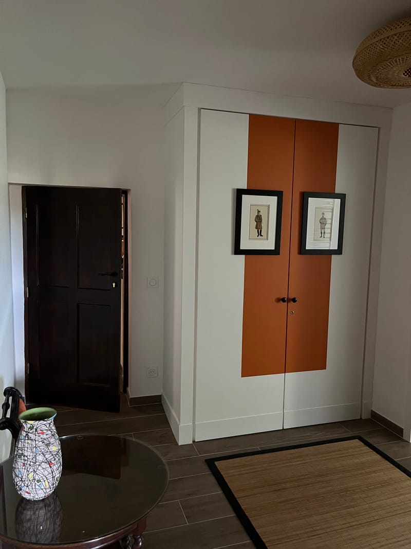 Une fenêtre ouvrant sur la terrasse côté jardin et piscine… Un design contemporain ponctué d'accents asiatiques.