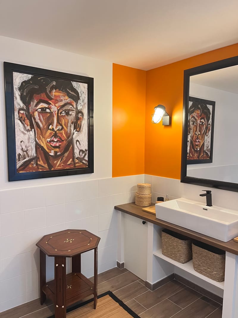 Une fenêtre ouvrant sur la terrasse côté jardin et piscine… Un design contemporain ponctué d'accents asiatiques.