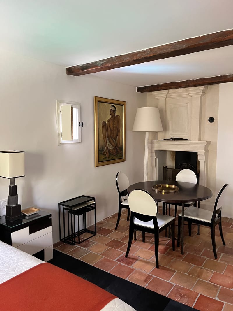 Une fenêtre ouvrant sur la terrasse côté jardin et piscine… Un design contemporain ponctué d'accents asiatiques.