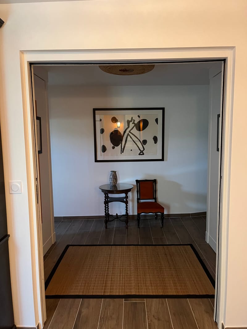 Une fenêtre ouvrant sur la terrasse côté jardin et piscine… Un design contemporain ponctué d'accents asiatiques.