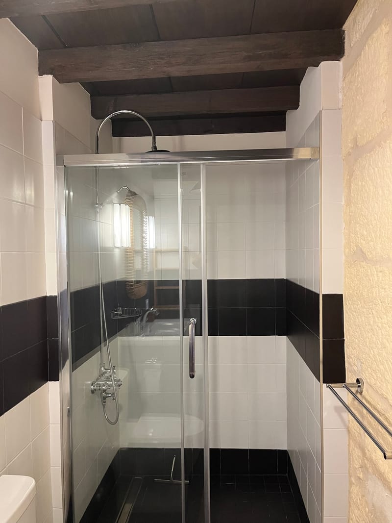 Le village, les lauriers, les jasmins et les jujubiers comme horizon... Une décoration lumineuse aux accents 1940 et contemporains....