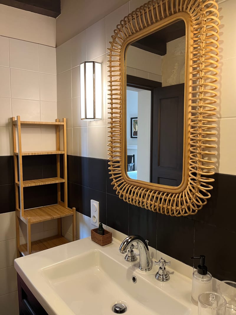 Le village, les lauriers, les jasmins et les jujubiers comme horizon... Une décoration lumineuse aux accents 1940 et contemporains....