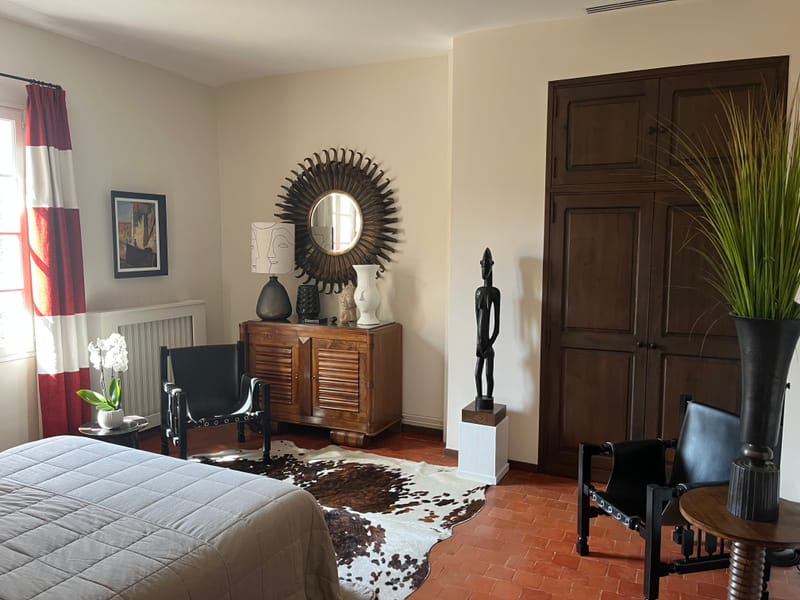 Le village, les lauriers, les jasmins et les jujubiers comme horizon... Une décoration lumineuse aux accents 1940 et contemporains....