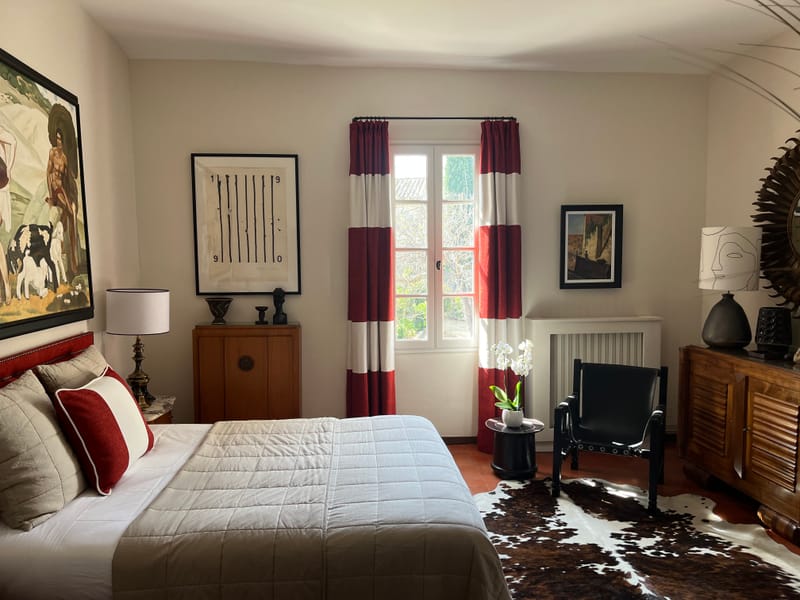 Le village, les lauriers, les jasmins et les jujubiers comme horizon... Une décoration lumineuse aux accents 1940 et contemporains....