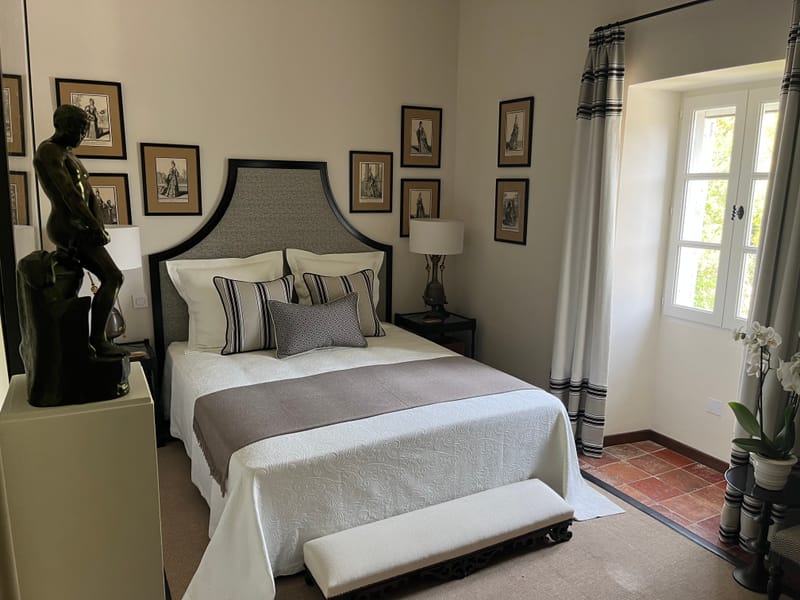 Quand les contreforts des Alpilles se dessinent à l’horizon... Une douce ambiance classique provençale.