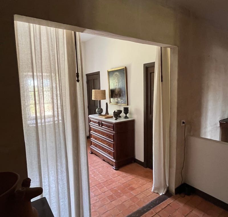 Quand les contreforts des Alpilles se dessinent à l’horizon... Une douce ambiance classique provençale.