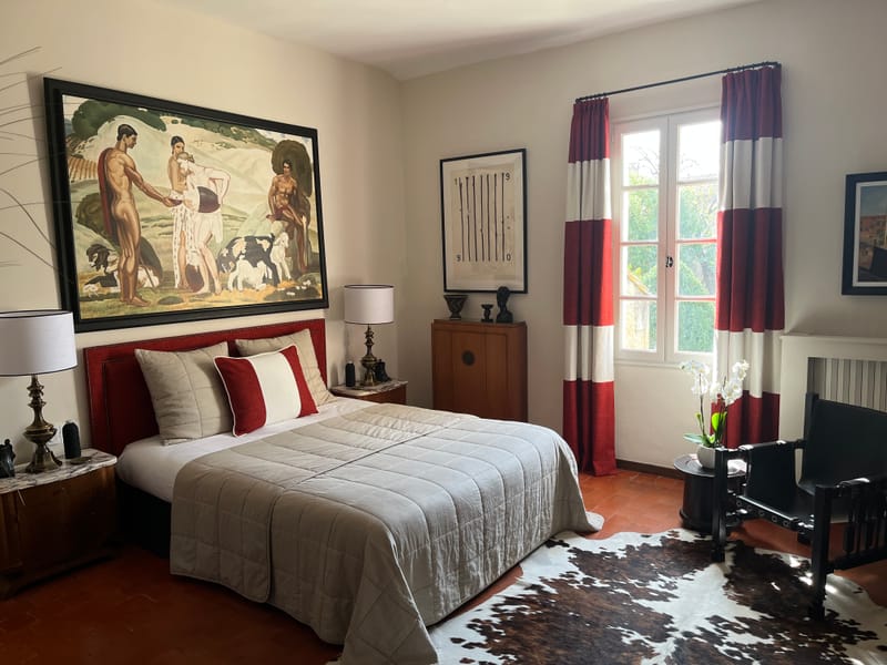 Le village, les lauriers, les jasmins et les jujubiers comme horizon... Une décoration lumineuse aux accents 1940 et contemporains....