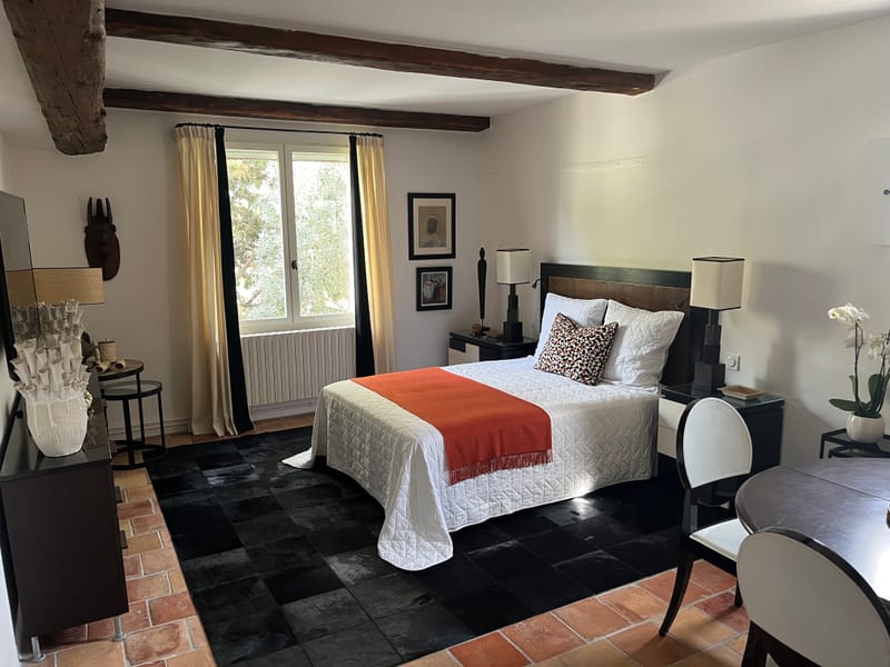 Une fenêtre ouvrant sur la terrasse côté jardin et piscine… Un design contemporain ponctué d'accents asiatiques.