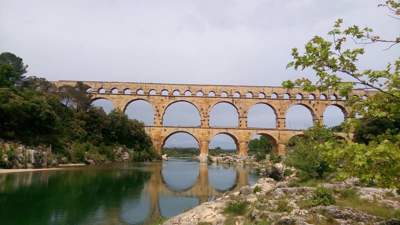 Le Pont du Gard, Nîmes, Avignon, Marseille, les plages, le Luberon,….