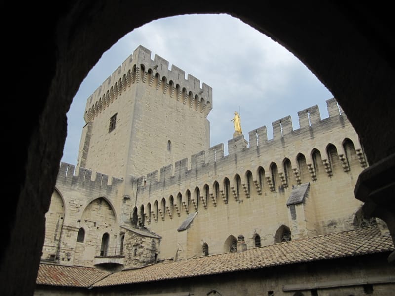 Le Pont du Gard, Nîmes, Avignon, Marseille, les plages, le Luberon,….