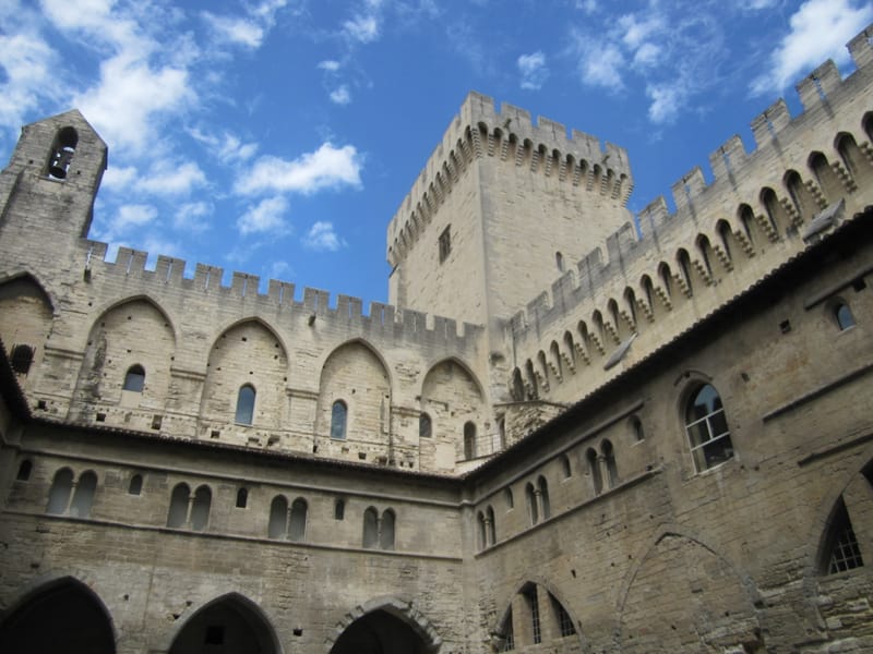 Le Pont du Gard, Nîmes, Avignon, Marseille, les plages, le Luberon,….