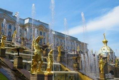 Puschkin- oder Peterhof-Transfers in Sankt Petersburg. Komfort-, Minivan- und Executive-Optionen. Tsarskoe Selo oder Petrodvorets Roadtrip in einem komfortablen Auto mit englischsprachigem Fahrer.
