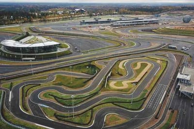 Bequemer Transfer mit englischsprachigen Fahrern zum Igora Drive vom Stadtzentrum von St. Petersburg oder vom internationalen Flughafen Sankt Petersburg Pulkovo. Auf dem Igora Drive Circuit können alle internationalen Rennserien, einschließlich der Formel 1, ausgetragen werden!