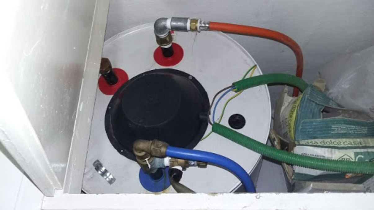 תיקון נזילה והחלפת צינור בדוד