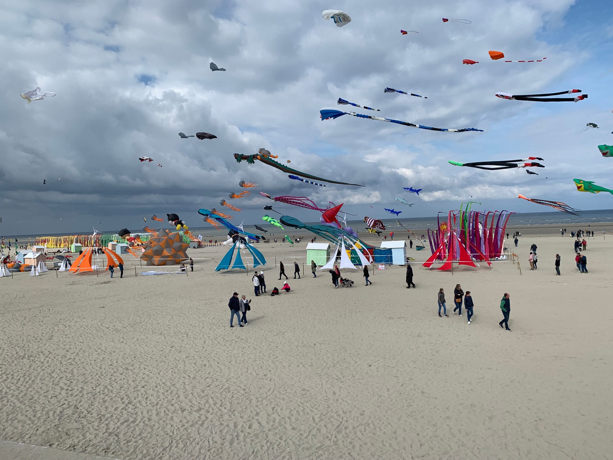 Le voyage à BERCK,                                                          Cet événement n'a pas déçu nos voyageurs qui étaient rassemblés à l'heure dite. La pluie nous a épargné et soleil et vent furent au rendez-vous. Chacun a fait le plein d'iode et les sourires étaient sur tous les visages. Bravo à Pierre Louis pour l'organisation sans faille et ses friandises fort appréciées, merci à Françoise de l'avoir aidé dans cette tâche matinale...Que serait l'homme sans sa femme ?