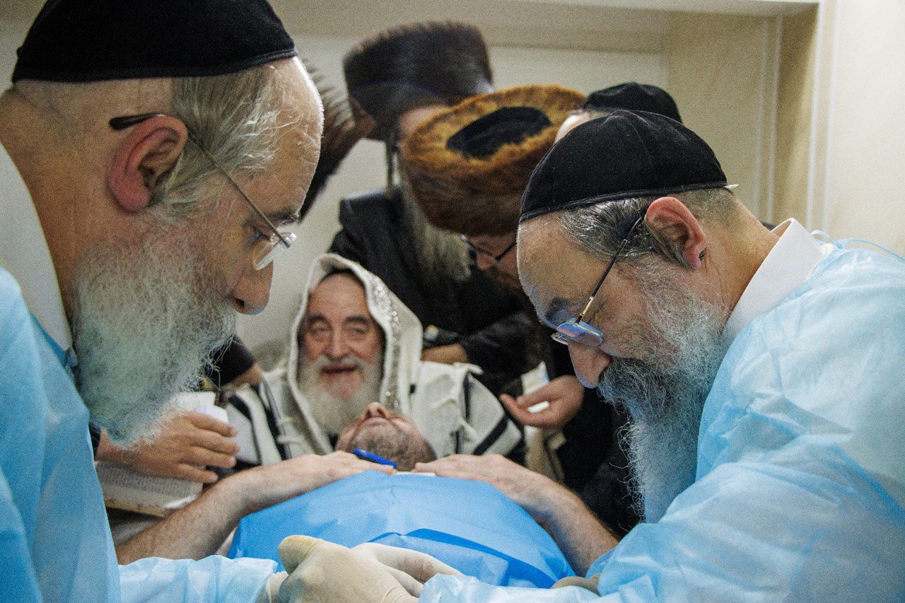 גלריה באריכט והקלטה: מרן רבינו שליט"א בסנדקאות ליהודי מבוגר ושולה"ט