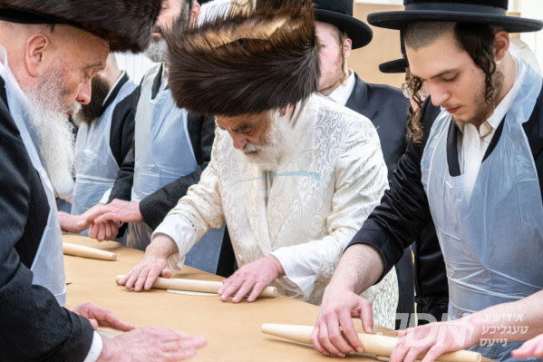 גלריה: יו"ט פסח בחצה"ק וויזשניץ ירושלים