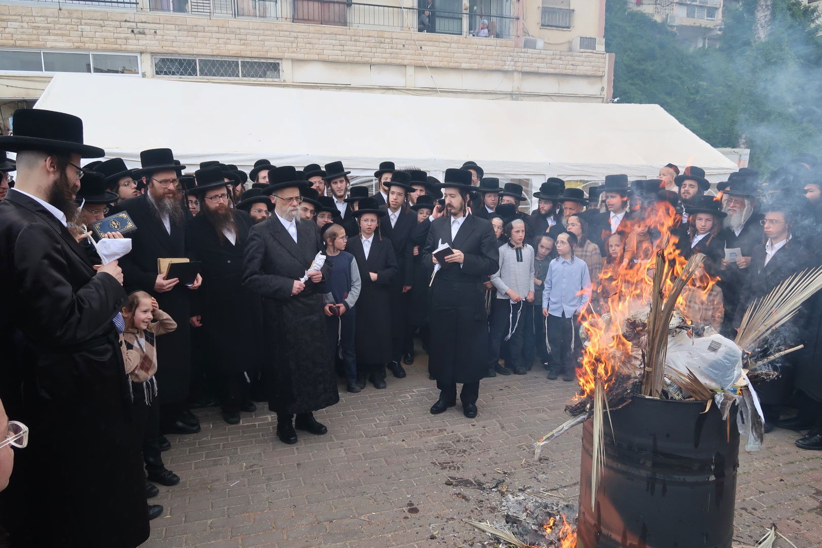 המשך גלריה חלק ב: יו"ט פסח בחצר הקודש סערט ויז’ניץ
