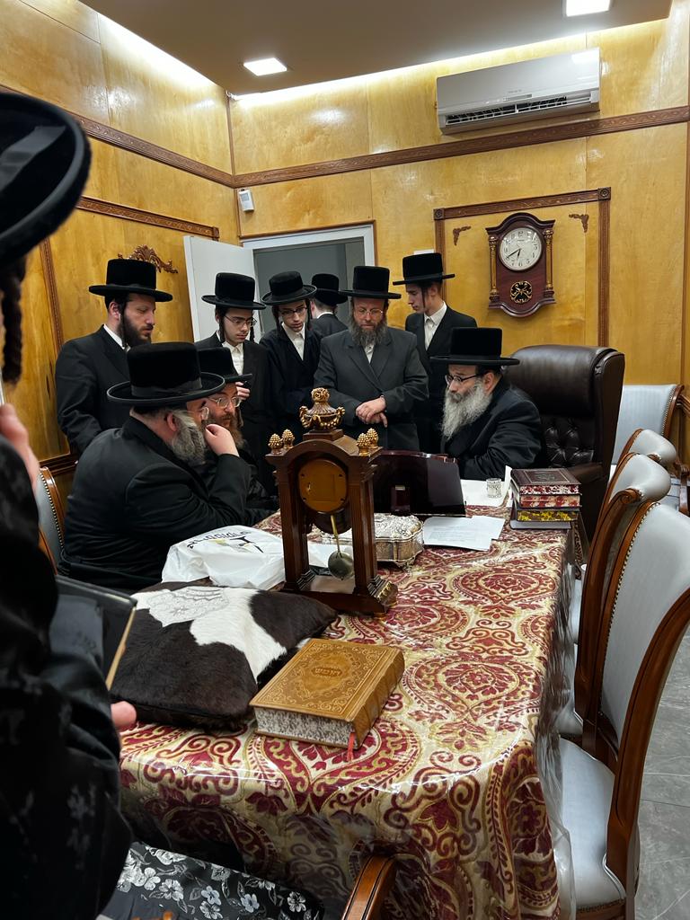גלריה ווידאו: כ"ק אדמו"ר שליט"א מב"פ בכתיבת אות בס"ת לע"נ רביה"ק בעל הישועות משה זיעועכי"א