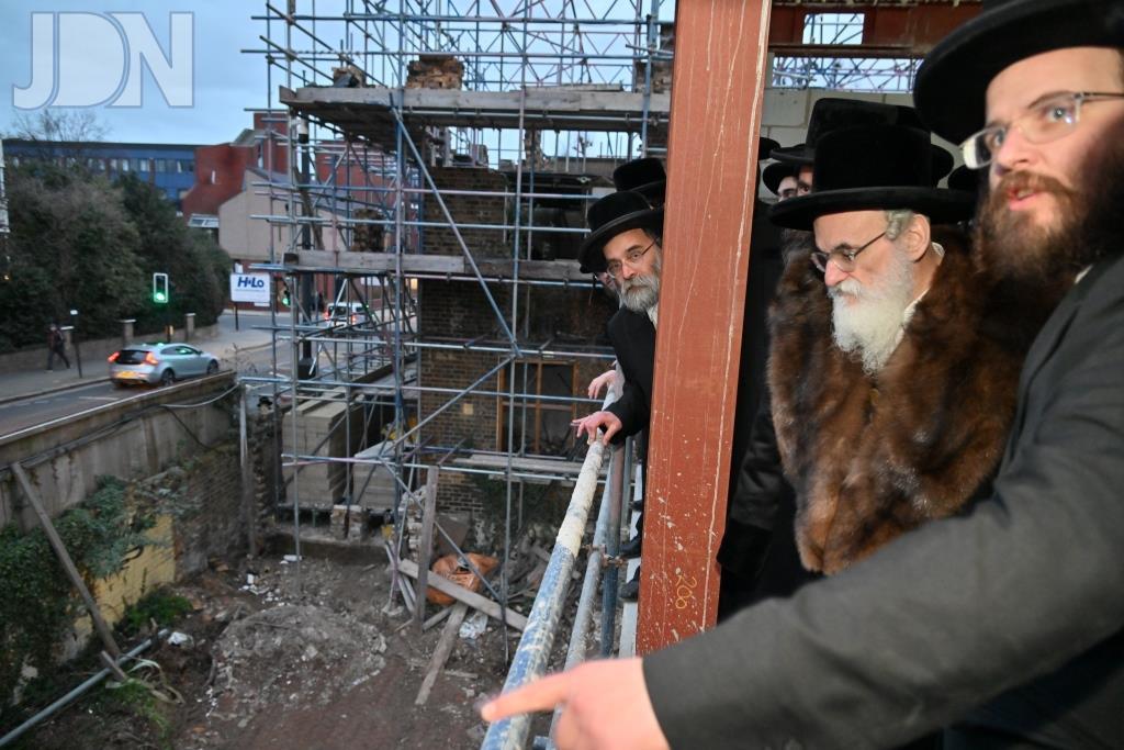 מודעות קמפיין לבניית ת''ת ישועות משה ויז'ניץ לונדון