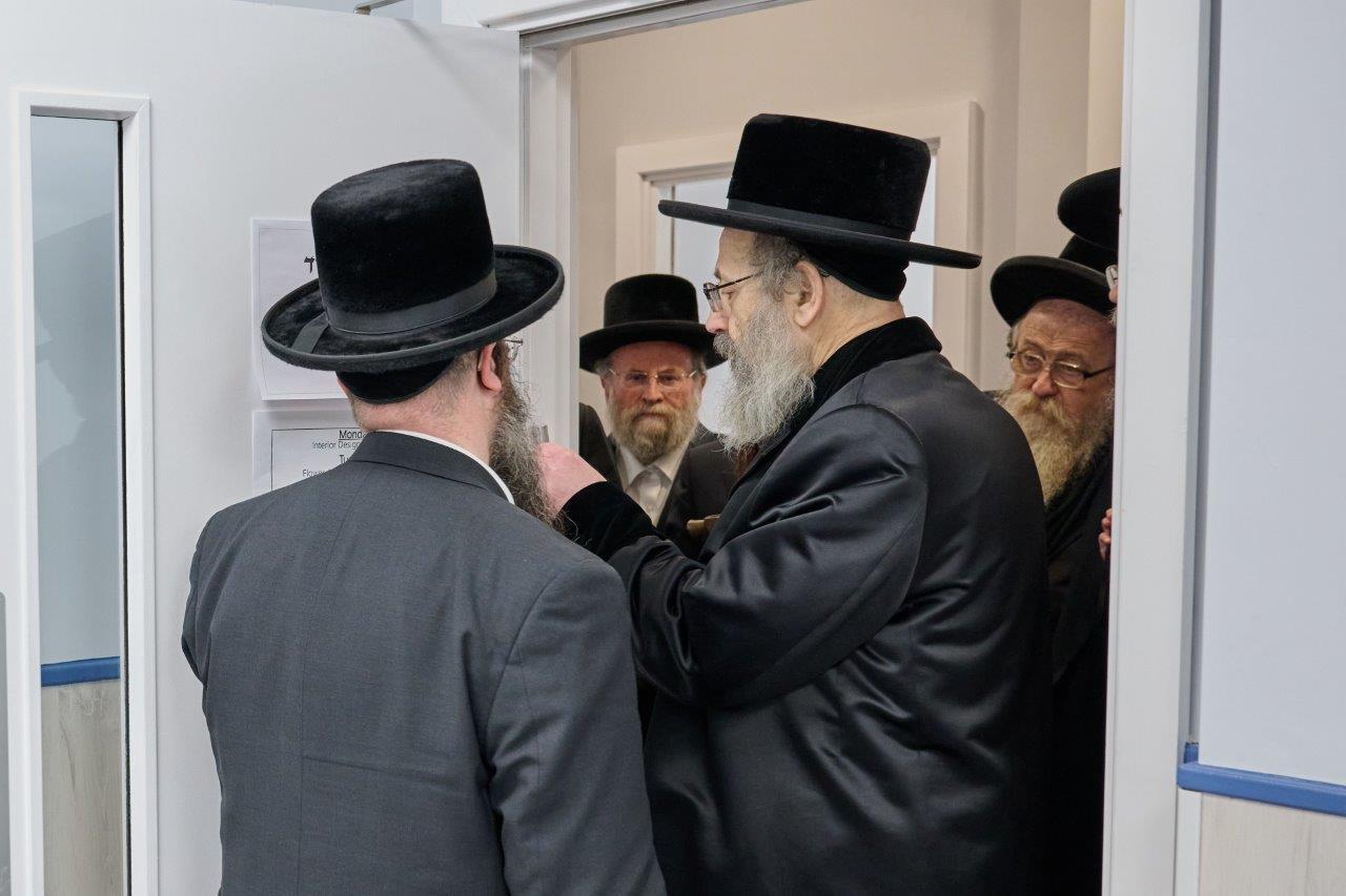 גלריה: כ"ק אדמו"ר שליט"א מלונדון בקביעת מזוזה לבניין החדש של סמינר בעלזא בלונדון