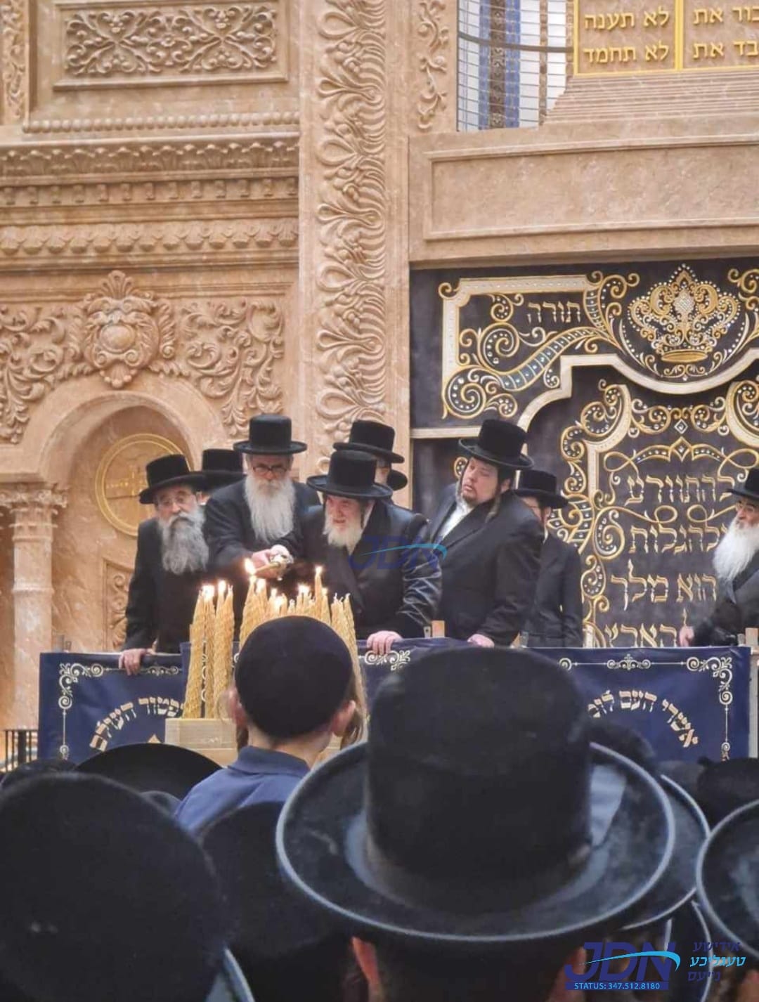 באריכט וגלריה: מעמד ההדלקה בצל הקודש
