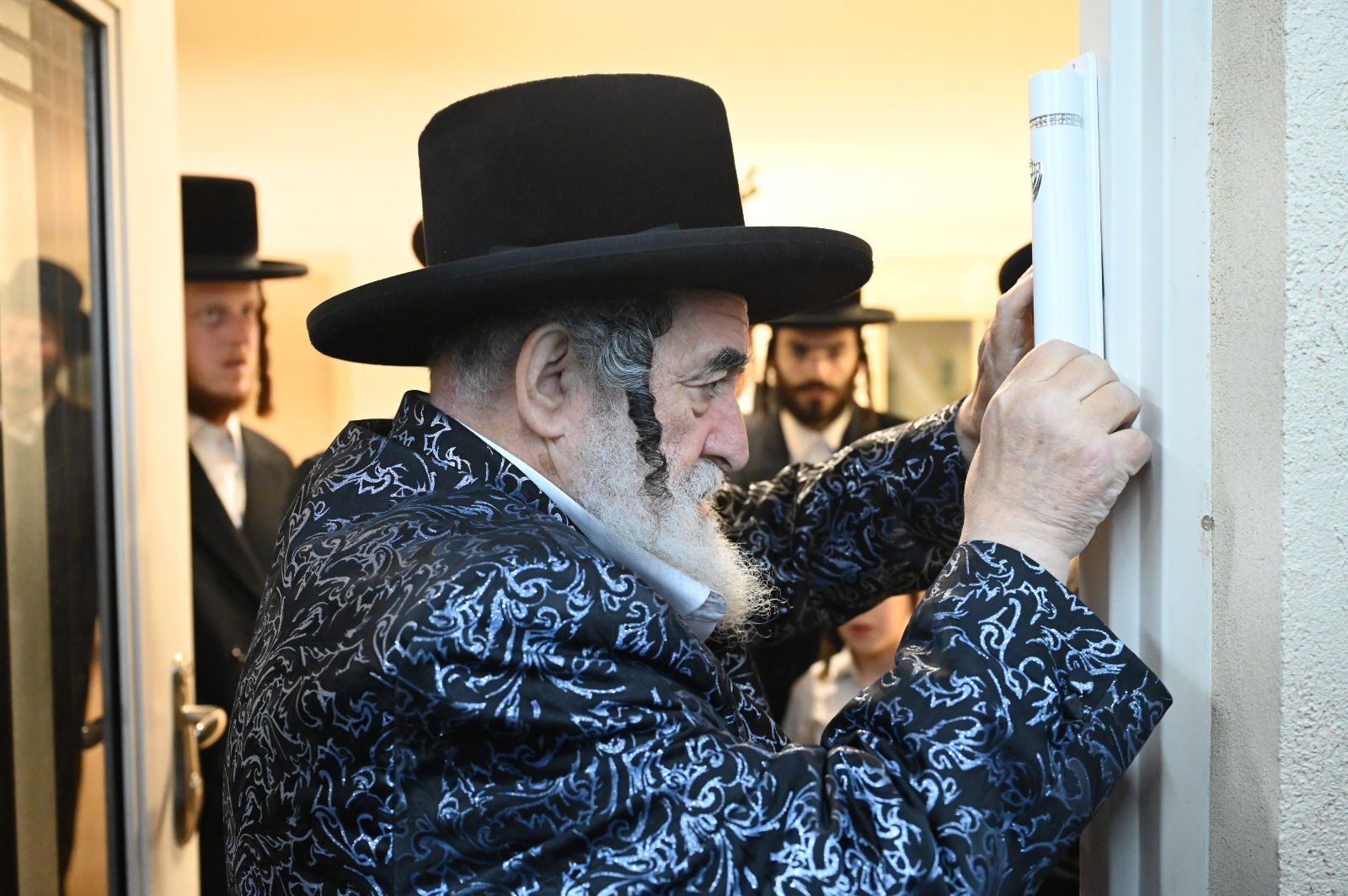 גלריה: מרן רבינו שליט"א בקביעת מזוזה בבית הר"ר יעקב רוט הי"ו בעפולה