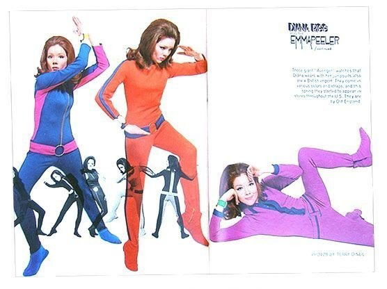 "Emma Peel : Une Inspiration Élégante pour le Management à la Chapeaux Melons et Bottes de Cuir"