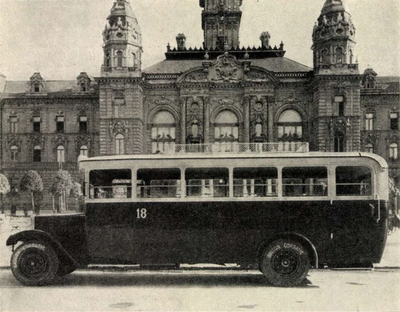 Egy városháza, három kor, három busz