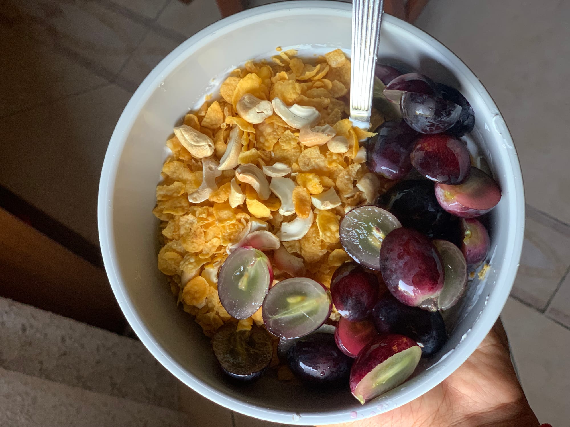 Yogurt con corn flakes, anacardi e uva