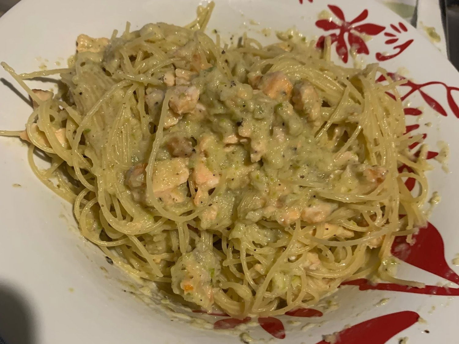 Pasta con crema di zucchine e salmone fresco