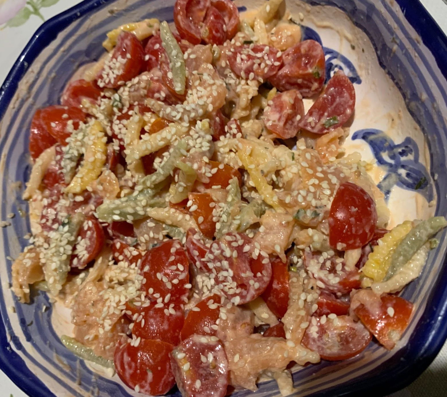 Pasta con salmone, philadelphia protein, pomodorini e semi di sesamo