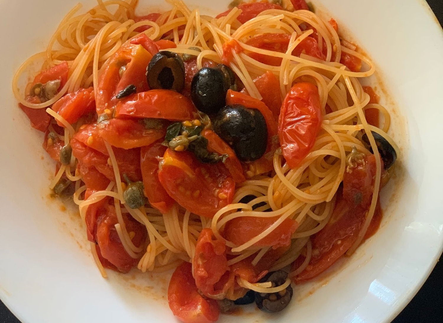 Pasta con pomodorini, olive e capperi