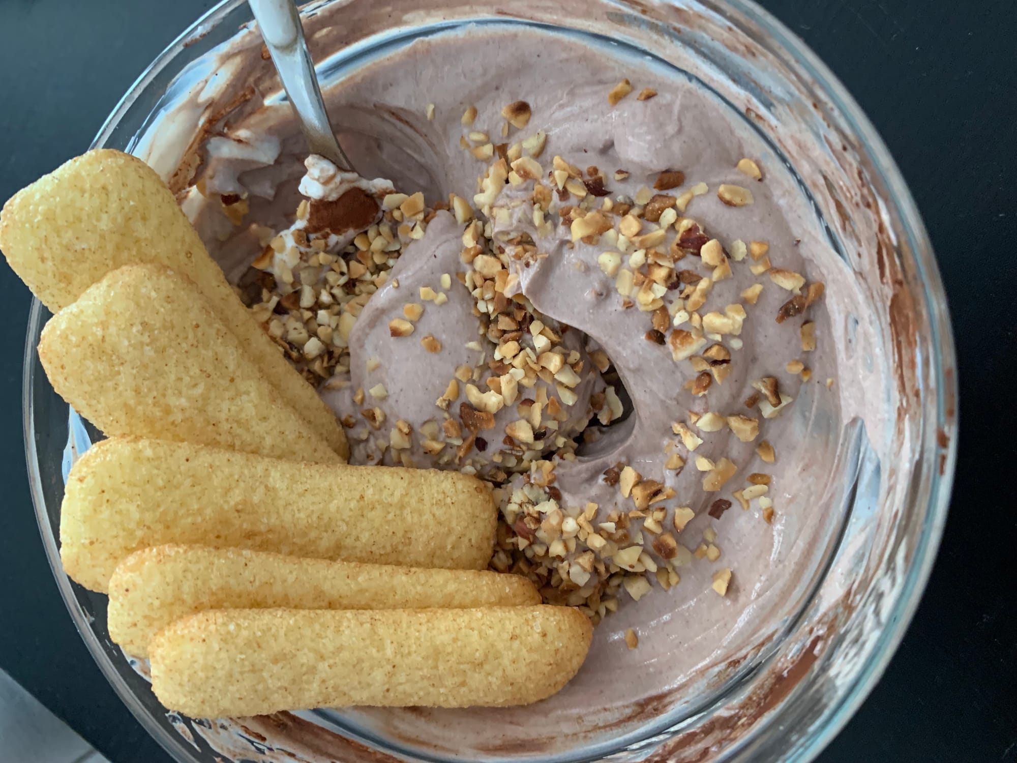 Yogurt greco con dolcificante, cacao amaro, nocciole e pavesino