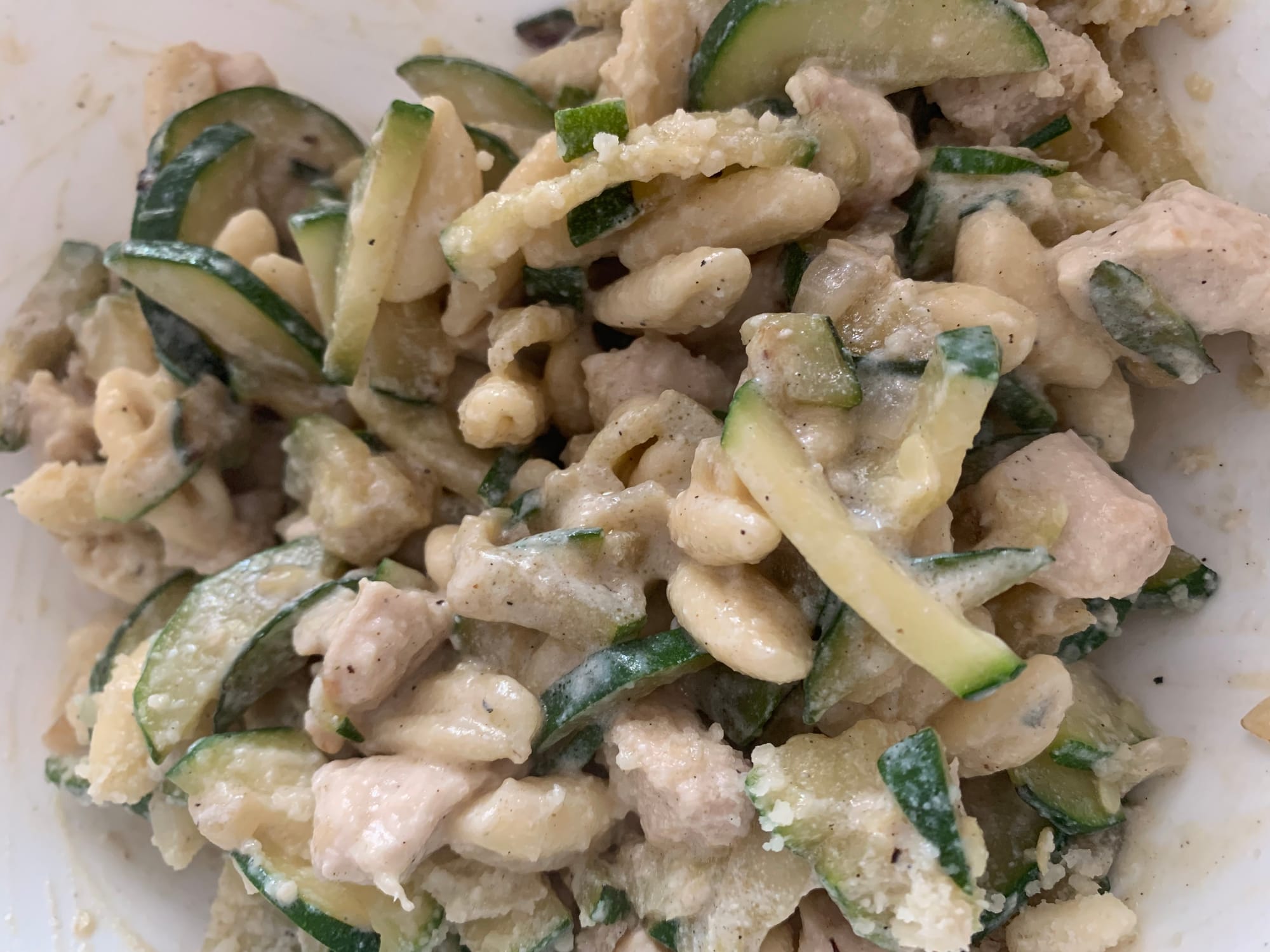 pasta con ricotta, zucchine e pollo