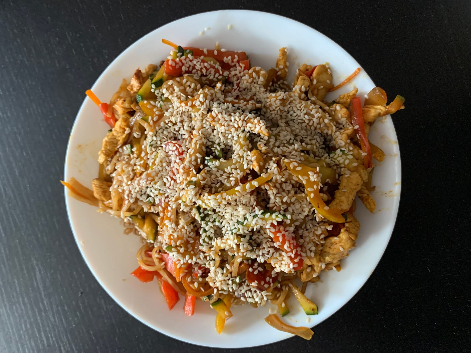 Spaghetti di riso all'orientale con verdure e pollo