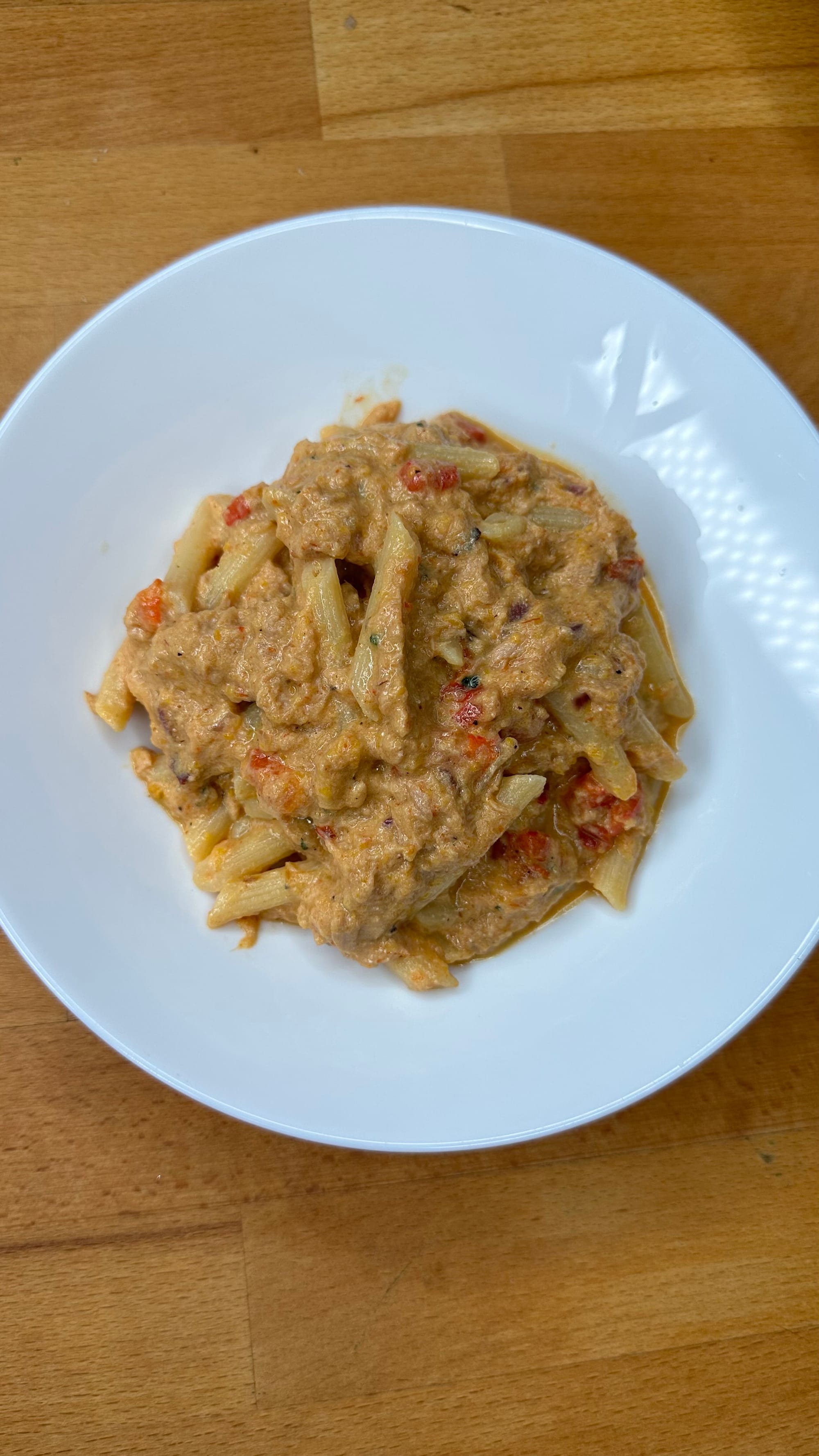 Pasta con crema di peperoni e tonno
