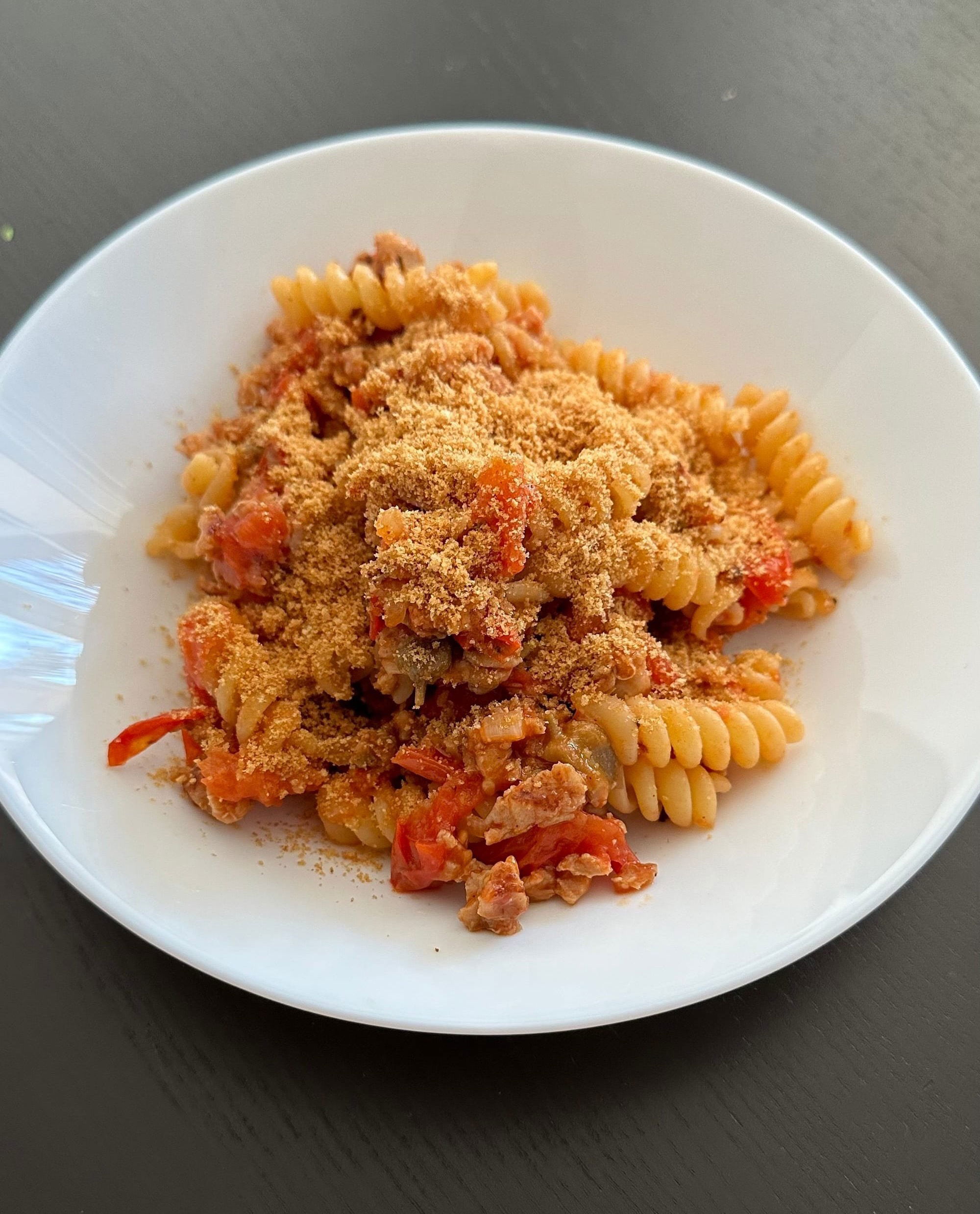 Pasta tonno e pomodorini con pan grattato