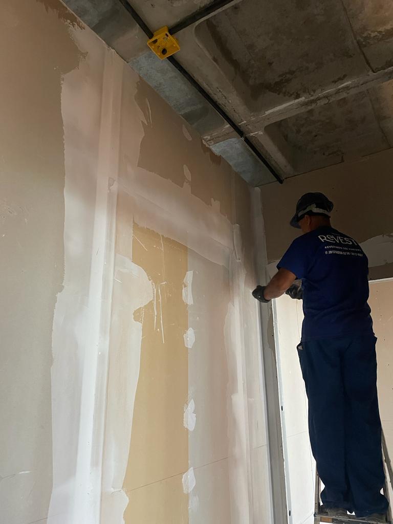 PAREDES EM DRYWALL COM LÃ DE PET - CLÍNICA H VISÃO - PE.