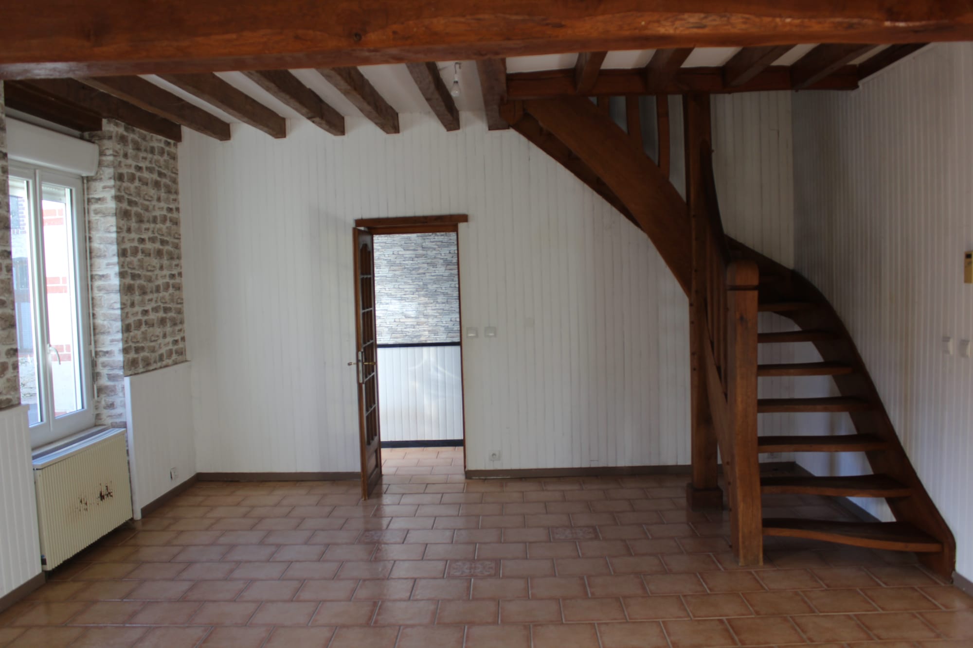 Salle à manger/ Salon - vue sur entrée et escalier