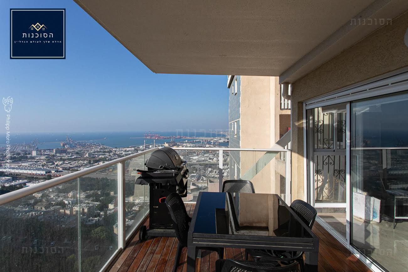 חיפה , רח׳ נתיב חן.  דירת 5.5 חדרים , כ 111 מ״ר  מרפסת שמש כ 12 מ״ר , קומה 11 עם נוף מרהיב  משופצת קומפלט !  חניה + מחסן צמודים !