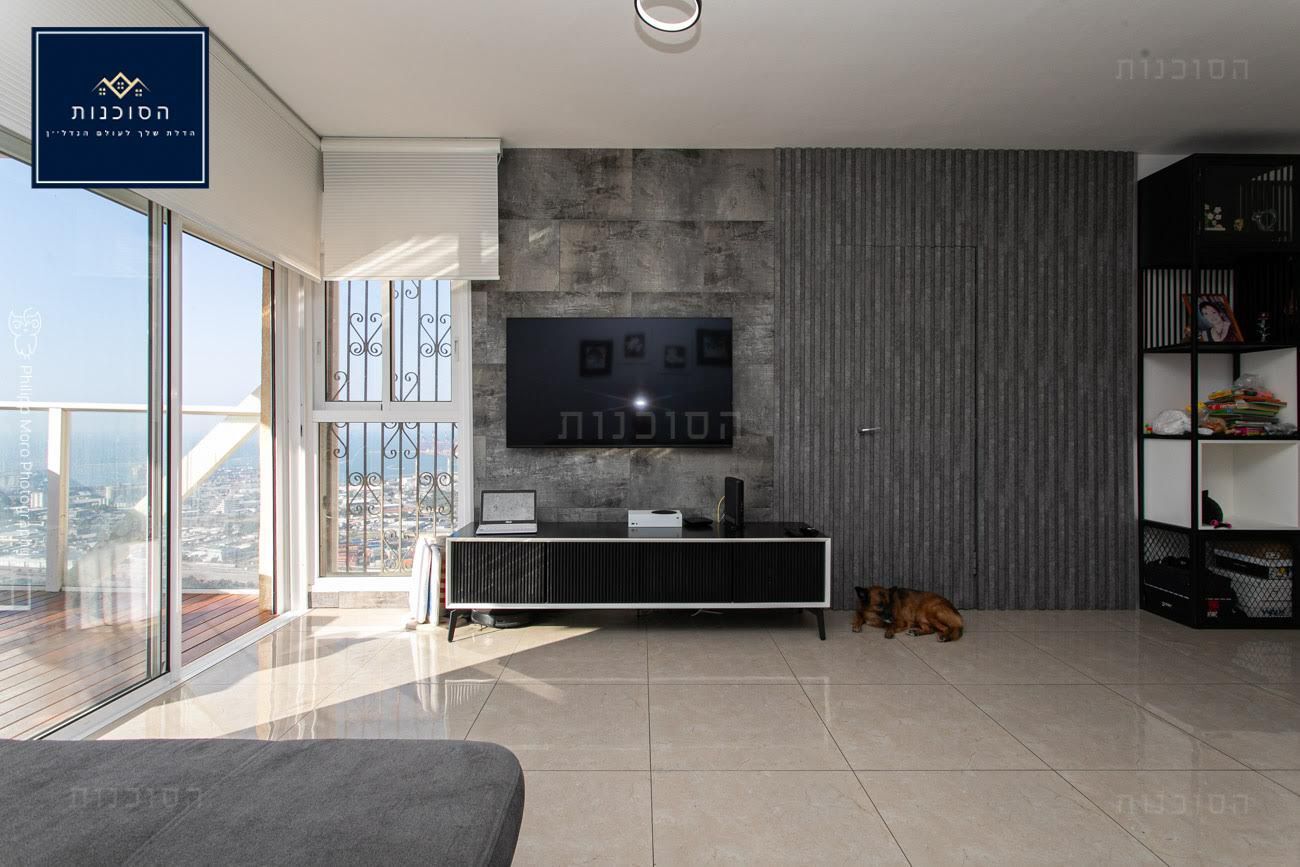 חיפה , רח׳ נתיב חן.  דירת 5.5 חדרים , כ 111 מ״ר  מרפסת שמש כ 12 מ״ר , קומה 11 עם נוף מרהיב  משופצת קומפלט !  חניה + מחסן צמודים !