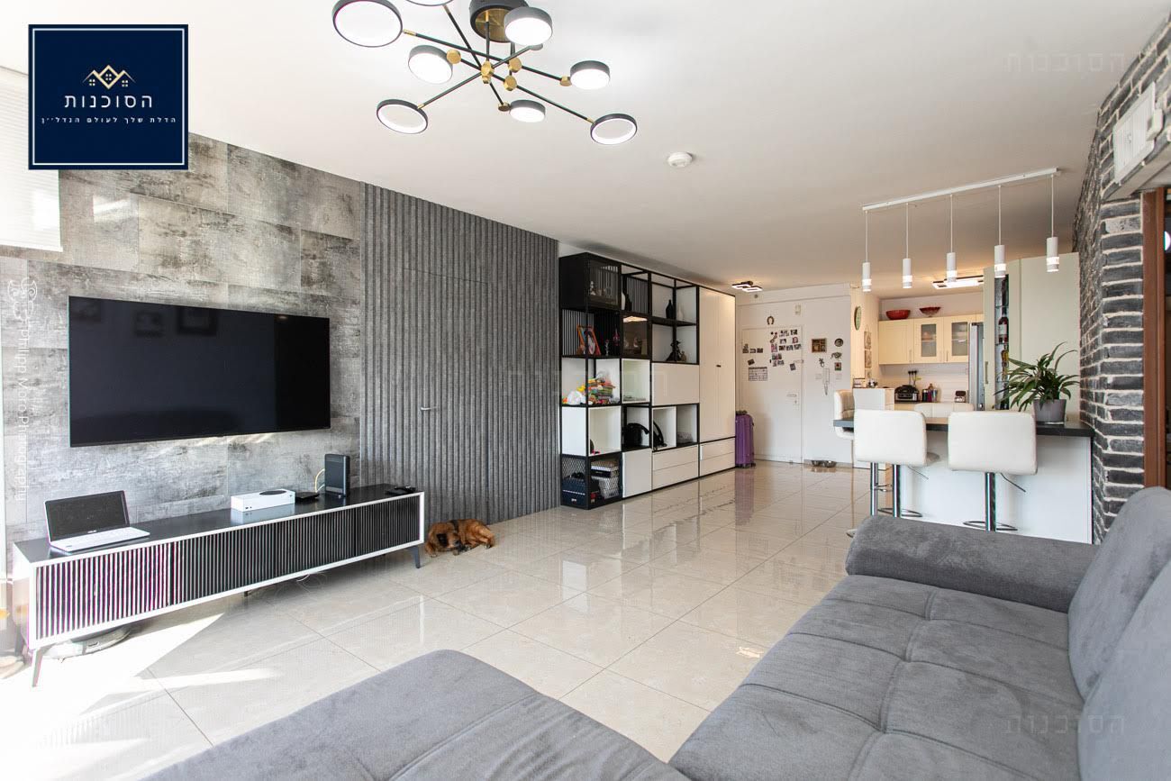 חיפה , רח׳ נתיב חן.  דירת 5.5 חדרים , כ 111 מ״ר  מרפסת שמש כ 12 מ״ר , קומה 11 עם נוף מרהיב  משופצת קומפלט !  חניה + מחסן צמודים !