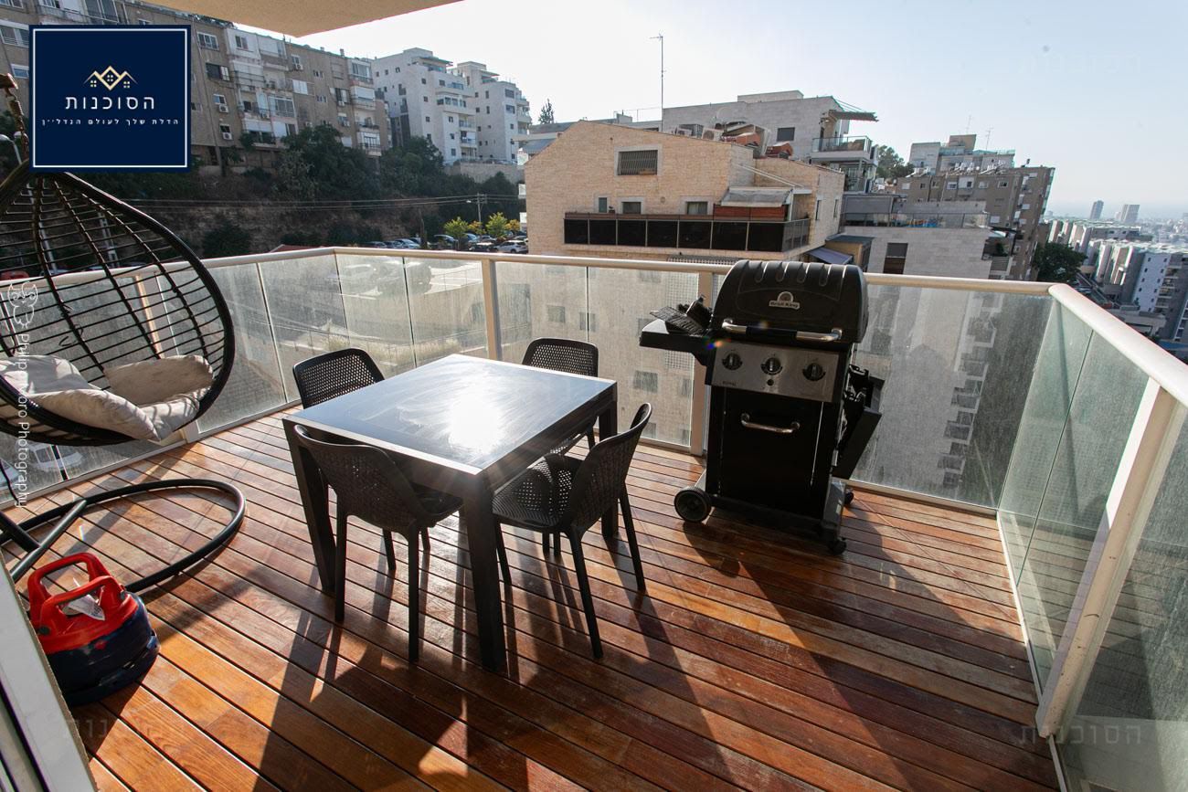 חיפה , רח׳ נתיב חן.  דירת 5.5 חדרים , כ 111 מ״ר  מרפסת שמש כ 12 מ״ר , קומה 11 עם נוף מרהיב  משופצת קומפלט !  חניה + מחסן צמודים !