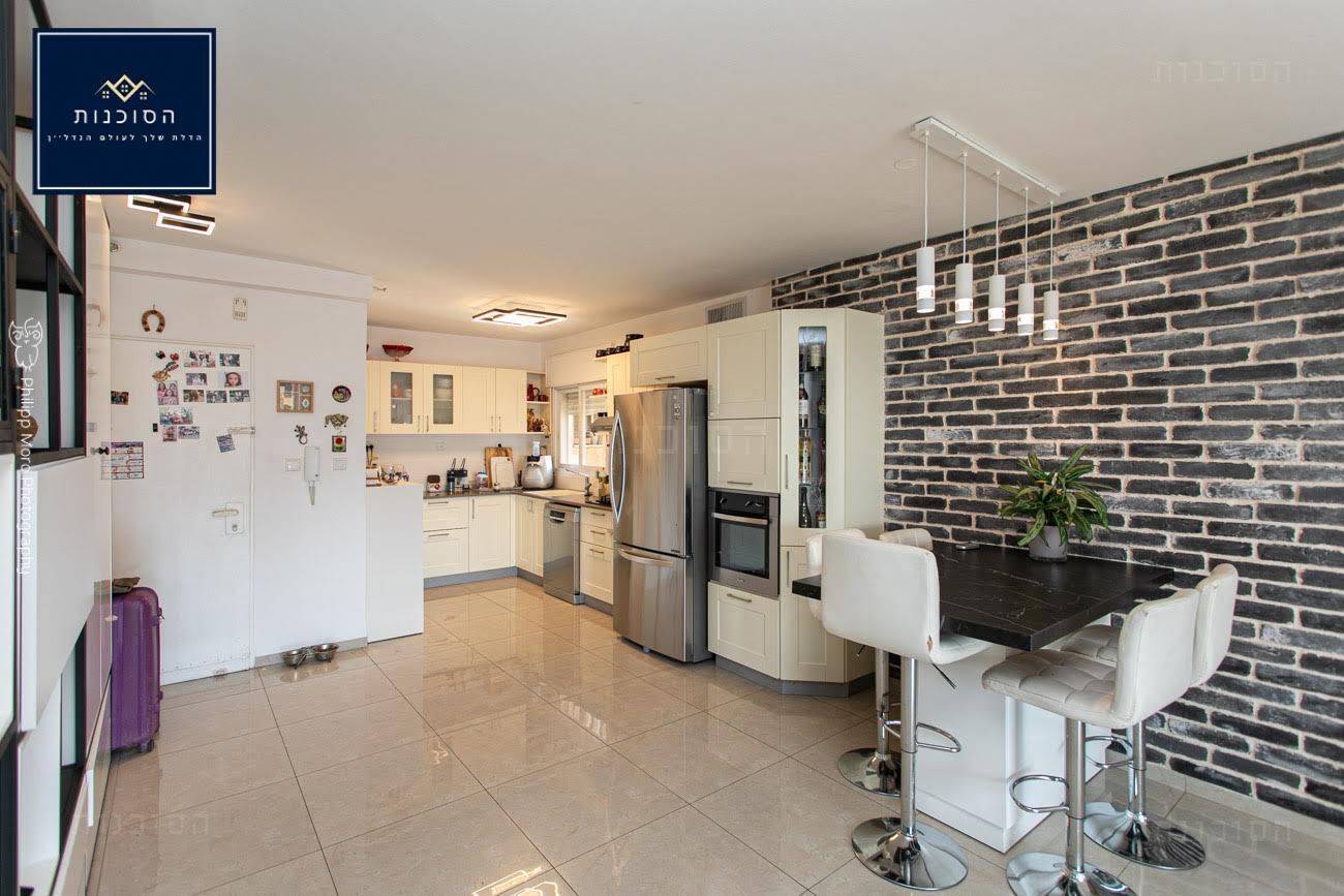 חיפה , רח׳ נתיב חן.  דירת 5.5 חדרים , כ 111 מ״ר  מרפסת שמש כ 12 מ״ר , קומה 11 עם נוף מרהיב  משופצת קומפלט !  חניה + מחסן צמודים !