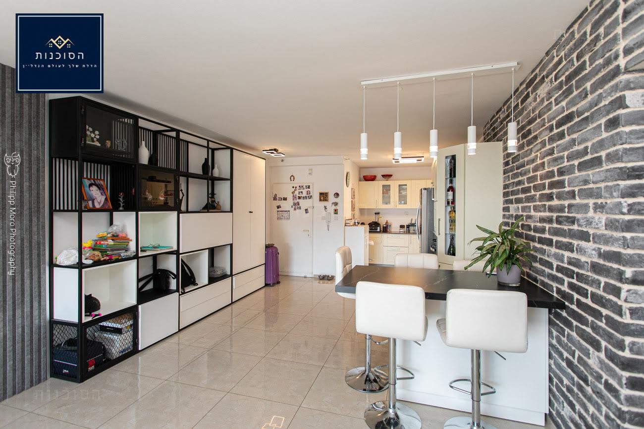 חיפה , רח׳ נתיב חן.  דירת 5.5 חדרים , כ 111 מ״ר  מרפסת שמש כ 12 מ״ר , קומה 11 עם נוף מרהיב  משופצת קומפלט !  חניה + מחסן צמודים !