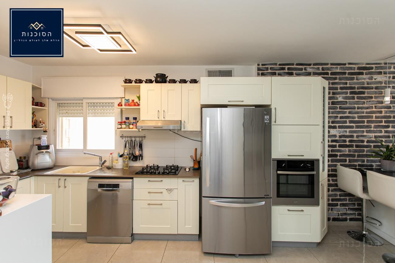 חיפה , רח׳ נתיב חן.  דירת 5.5 חדרים , כ 111 מ״ר  מרפסת שמש כ 12 מ״ר , קומה 11 עם נוף מרהיב  משופצת קומפלט !  חניה + מחסן צמודים !