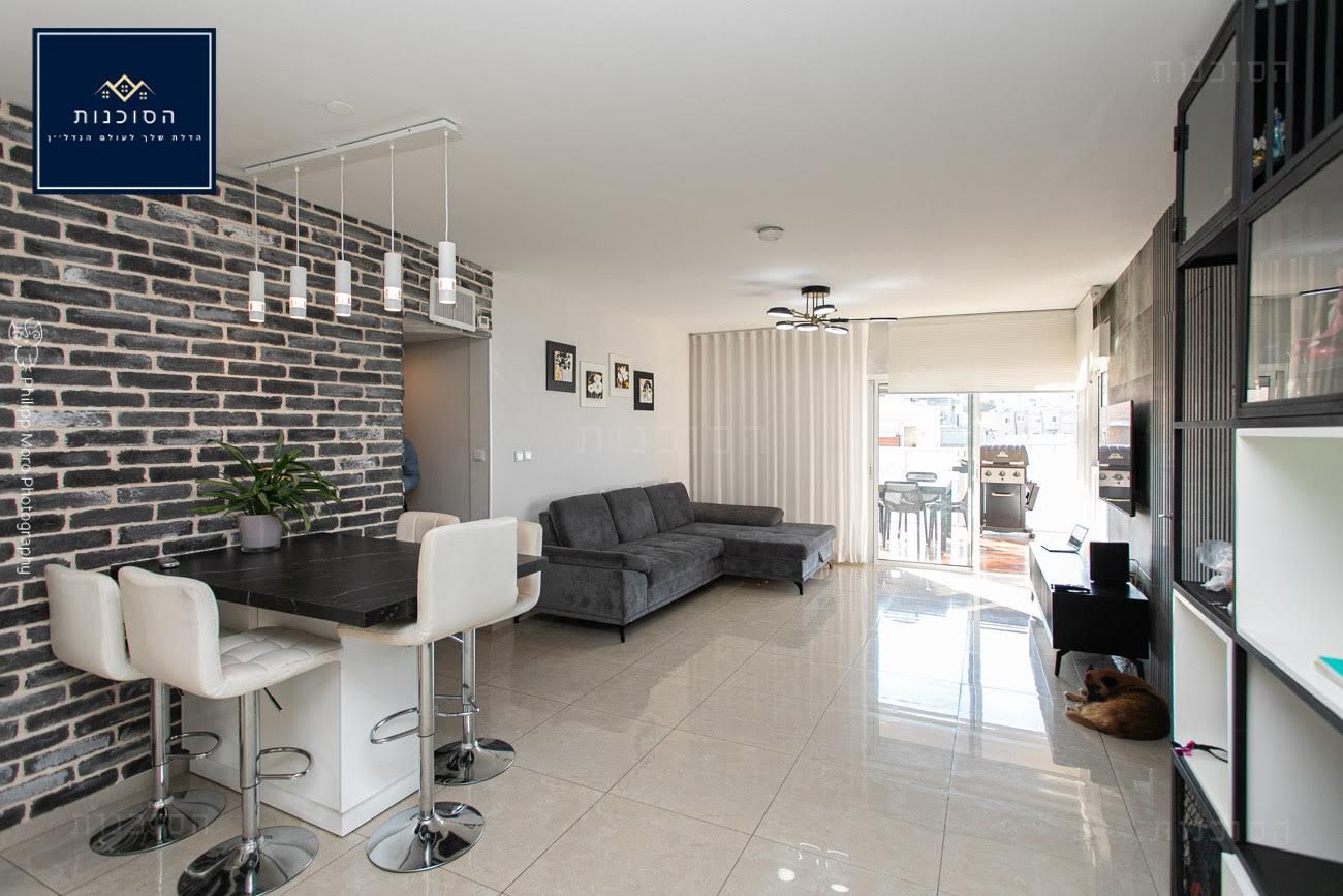 חיפה , רח׳ נתיב חן.  דירת 5.5 חדרים , כ 111 מ״ר  מרפסת שמש כ 12 מ״ר , קומה 11 עם נוף מרהיב  משופצת קומפלט !  חניה + מחסן צמודים !