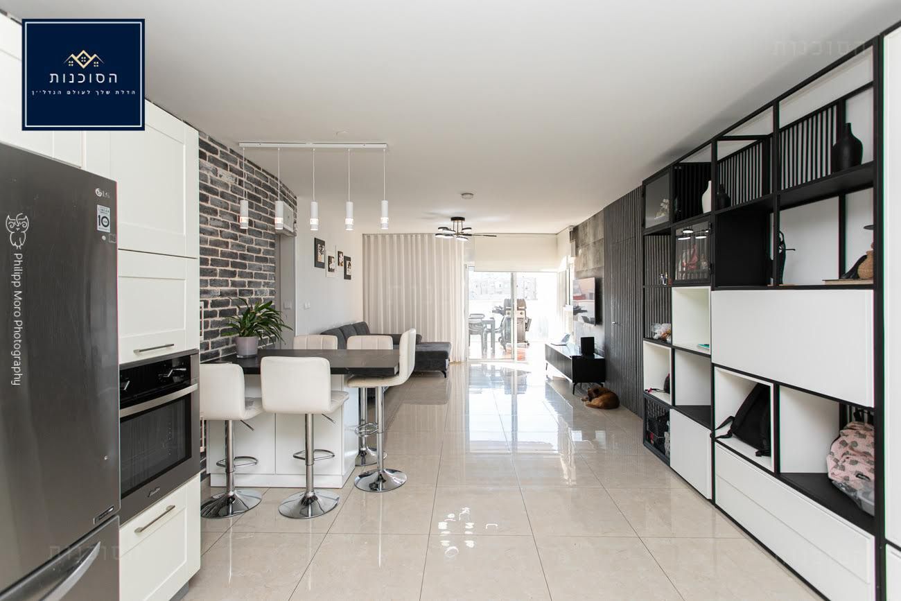 חיפה , רח׳ נתיב חן.  דירת 5.5 חדרים , כ 111 מ״ר  מרפסת שמש כ 12 מ״ר , קומה 11 עם נוף מרהיב  משופצת קומפלט !  חניה + מחסן צמודים !